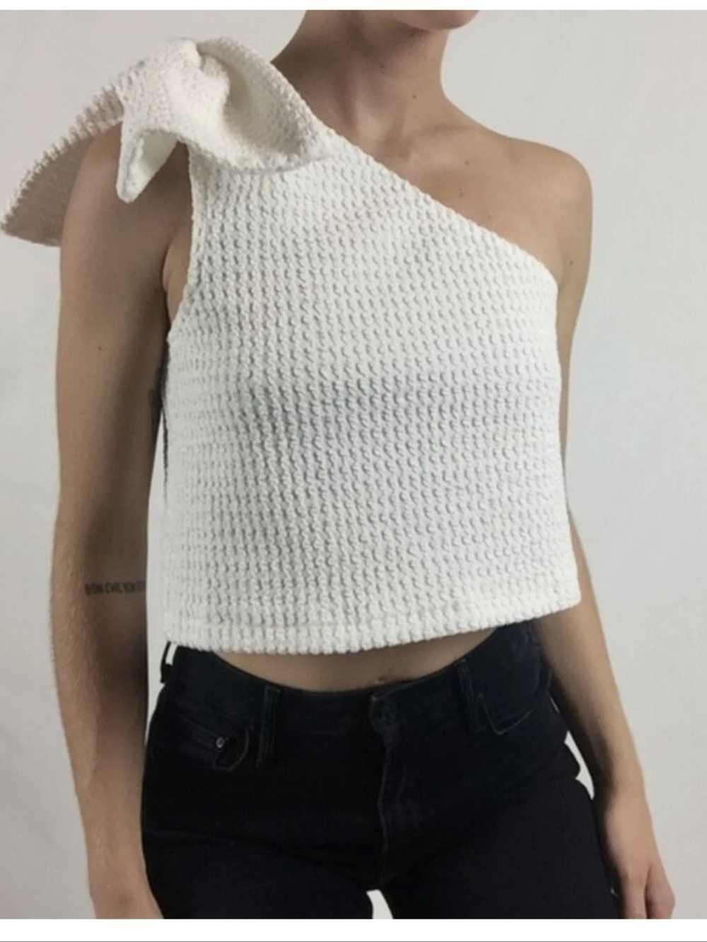 Nwt. Ladies Club Monaco White One-Shoulder Knit Big Bow Top. Jumbalaya.